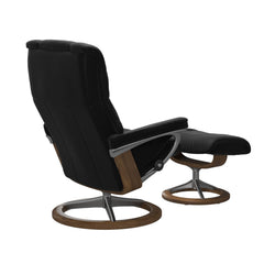 Stressless Mayfair M -lepotuoli ja rahi mustana: Black 19 Paloma-nahkaverhoilulla ja teak petsi 02 pyökki/kiillotettu alumiini Alu 40 -Signature-yhdistelmäjalustalla.