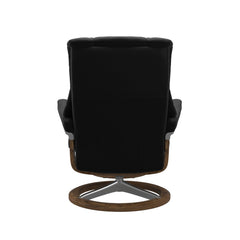 Stressless Mayfair M -lepotuoli ja rahi mustana: Black 19 Paloma-nahkaverhoilulla ja teak petsi 02 pyökki/kiillotettu alumiini Alu 40 -Signature-yhdistelmäjalustalla.