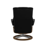 Stressless Mayfair M -lepotuoli ja rahi mustana: Black 19 Paloma-nahkaverhoilulla ja teak petsi 02 pyökki/kiillotettu alumiini Alu 40 -Signature-yhdistelmäjalustalla.