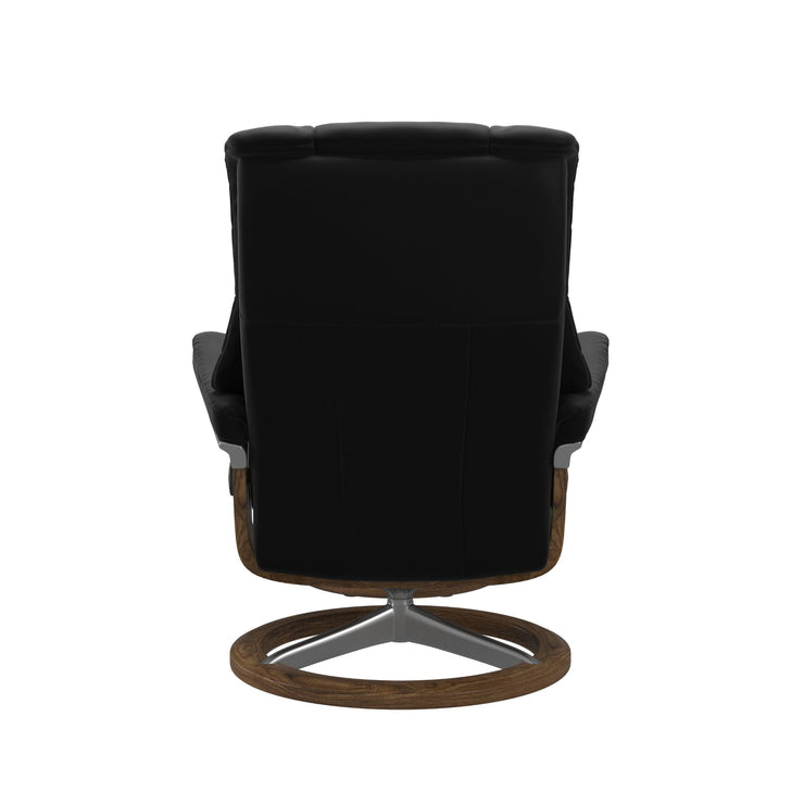 Stressless Mayfair M -lepotuoli ja rahi mustana: Black 19 Paloma-nahkaverhoilulla ja teak petsi 02 pyökki/kiillotettu alumiini Alu 40 -Signature-yhdistelmäjalustalla.