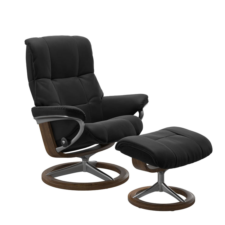 Stressless Mayfair M -lepotuoli ja rahi mustana: Black 19 Paloma-nahkaverhoilulla ja teak petsi 02 pyökki/kiillotettu alumiini Alu 40 -Signature-yhdistelmäjalustalla.