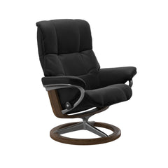 Stressless Mayfair M -lepotuoli mustana: Black 19 Paloma-nahkaverhoilulla ja tiikki petsattu pyökki/kiiltävä alumiini -Signature-yhdistelmäjalustalla.