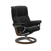 Stressless Mayfair M -lepotuoli mustana: Black 19 Paloma-nahkaverhoilulla ja tiikki petsattu pyökki/kiiltävä alumiini -Signature-yhdistelmäjalustalla.