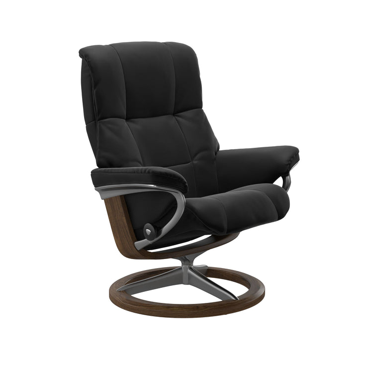 Stressless Mayfair M -lepotuoli mustana: Black 19 Paloma-nahkaverhoilulla ja tiikki petsattu pyökki/kiiltävä alumiini -Signature-yhdistelmäjalustalla.