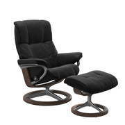 Stressless Mayfair M -lepotuoli ja rahi mustana: Black 19 Paloma-nahkaverhoilulla ja pähkinä petsi 06 pyökki/kiiltävä alumiini Alu 40 -Signature-yhdistelmäjalustalla.