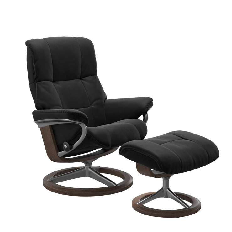 Stressless Mayfair M -lepotuoli ja rahi mustana: Black 19 Paloma-nahkaverhoilulla ja pähkinä petsi 06 pyökki/kiiltävä alumiini Alu 40 -Signature-yhdistelmäjalustalla.