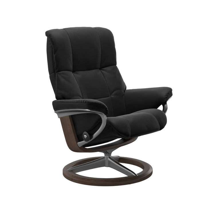 Stressless Mayfair M -lepotuoli mustana: Black 19 Paloma-nahkaverhoilulla ja pähkinä petsattu pyökki/kiiltävä alumiini -Signature-yhdistelmäjalustalla.