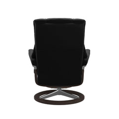 Stressless Mayfair M -lepotuoli ja rahi mustana: Black 19 Paloma-nahkaverhoilulla ja wenge 11 petsattu pyökki/kiiltävä alumiini Alu40 -Signature-yhdistelmäjalustalla.