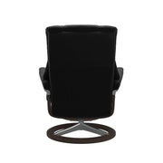 Stressless Mayfair M -lepotuoli ja rahi mustana: Black 19 Paloma-nahkaverhoilulla ja wenge 11 petsattu pyökki/kiiltävä alumiini Alu40 -Signature-yhdistelmäjalustalla.
