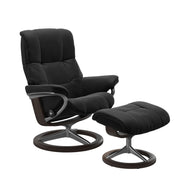 Stressless Mayfair M -lepotuoli ja rahi mustana: Black 19 Paloma-nahkaverhoilulla ja wenge 11 petsattu pyökki/kiiltävä alumiini Alu40 -Signature-yhdistelmäjalustalla.
