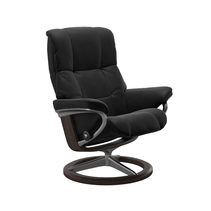 Stressless Mayfair M -lepotuoli mustana: Black 19 Paloma-nahkaverhoilulla ja wenge petsattu pyökki/kiiltävä alumiini -Signature-yhdistelmäjalustalla.