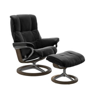 Stressless Mayfair M -lepotuoli ja rahi mustana: Black 19 Paloma-nahkaverhoilulla ja savutammi 13 petsattu pyökki/kiiltävä alumiini Alu 40 -Signature-yhdistelmäjalustalla.