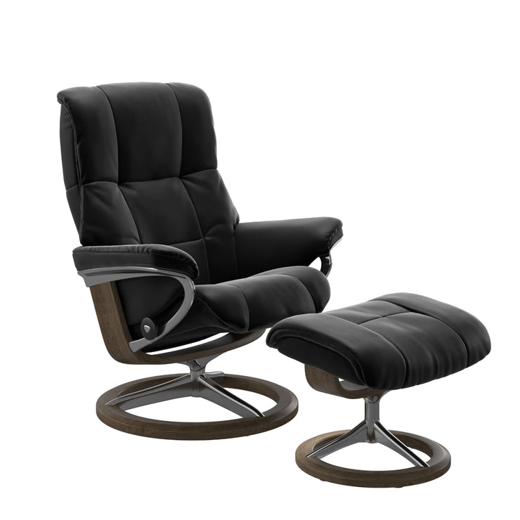 Stressless Mayfair M -lepotuoli ja rahi mustana: Black 19 Paloma-nahkaverhoilulla ja savutammi 13 petsattu pyökki/kiiltävä alumiini Alu 40 -Signature-yhdistelmäjalustalla.