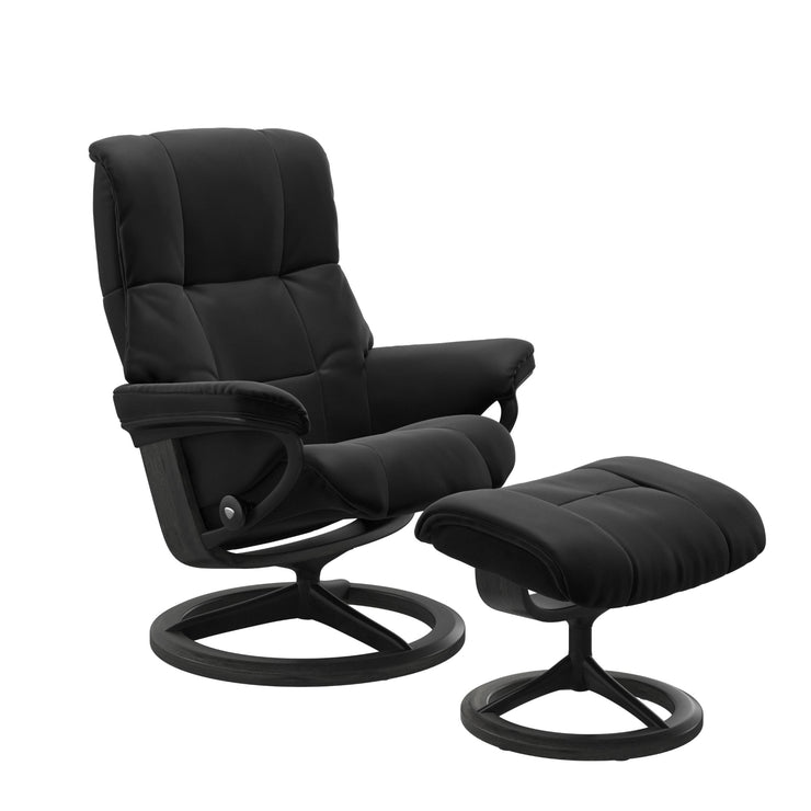 Stressless Mayfair M -lepotuoli ja rahi mustana: Black 19 Paloma-nahkaverhoilulla ja harmaa petsattu pyökki 08/mattamusta 45 metalli -Signature-yhdistelmäjalustalla.