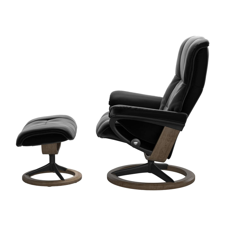 Stressless Mayfair M -lepotuoli ja rahi mustana: Black 19 Paloma-nahkaverhoilulla ja savutammi 13 petsattu pyökki/mattamusta 40 metalli -Signature-yhdistelmäjalustalla.
