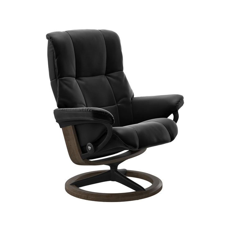 Stressless Mayfair M -lepotuoli mustana: Black 19 Paloma-nahkaverhoilulla ja savutammi petsattu pyökki/mattamusta metalli -Signature-yhdistelmäjalustalla.