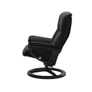 Stressless Mayfair M -lepotuoli mustana: Black 19 Paloma-nahkaverhoilulla ja musta petsattu pyökki/mattamusta metalli -Signature-yhdistelmäjalustalla.