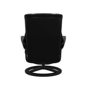 Stressless Mayfair M -lepotuoli ja rahi mustana: Black 19 Paloma-nahkaverhoilulla ja musta petsi 05 pyökki/mattamusta 45 metalli -Signature-yhdistelmäjalustalla.