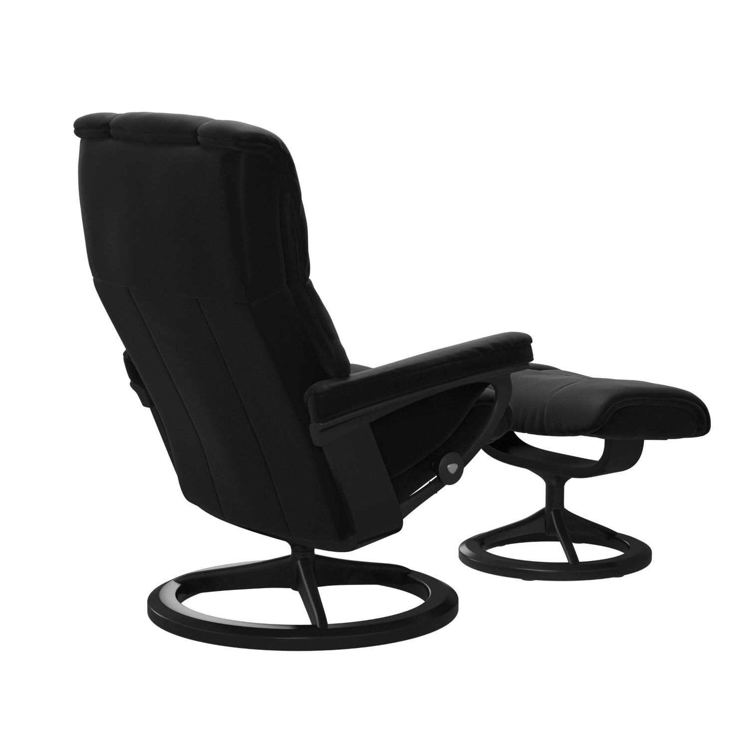 Stressless Mayfair M -lepotuoli ja rahi mustana: Black 19 Paloma-nahkaverhoilulla ja musta petsi 05 pyökki/mattamusta 45 metalli -Signature-yhdistelmäjalustalla.