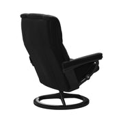 Stressless Mayfair M -lepotuoli mustana: Black 19 Paloma-nahkaverhoilulla ja musta petsattu pyökki/mattamusta metalli -Signature-yhdistelmäjalustalla.