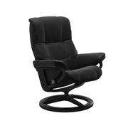 Stressless Mayfair M -lepotuoli mustana: Black 19 Paloma-nahkaverhoilulla ja musta petsattu pyökki/mattamusta metalli -Signature-yhdistelmäjalustalla.