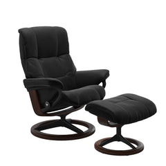 Stressless Mayfair M -lepotuoli ja rahi mustana: Black 19 Paloma-nahkaverhoilulla ja ruskea petsi 03/mattamusta 45 metalli -Signature-yhdistelmäjalustalla.