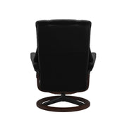 Stressless Mayfair M -lepotuoli ja rahi mustana: Black 19 Paloma-nahkaverhoilulla ja ruskea petsi 03/mattamusta 45 metalli -Signature-yhdistelmäjalustalla.