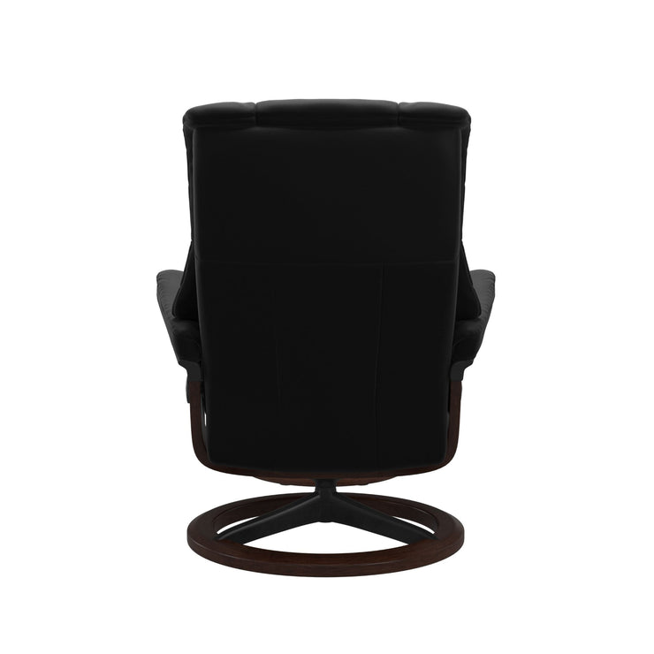Stressless Mayfair M -lepotuoli ja rahi mustana: Black 19 Paloma-nahkaverhoilulla ja ruskea petsi 03/mattamusta 45 metalli -Signature-yhdistelmäjalustalla.