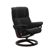 Stressless Mayfair M -lepotuoli mustana: Black 19 Paloma-nahkaverhoilulla ja ruskea petsattu pyökki/mattamusta metalli -Signature-yhdistelmäjalustalla.