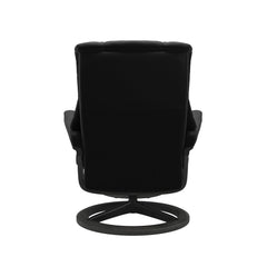 Stressless Mayfair M -lepotuoli ja rahi mustana: Black 19 Paloma-nahkaverhoilulla ja harmaa petsattu pyökki 08/mattamusta 45 metalli -Signature-yhdistelmäjalustalla.