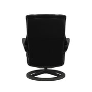 Stressless Mayfair M -lepotuoli ja rahi mustana: Black 19 Paloma-nahkaverhoilulla ja harmaa petsattu pyökki 08/mattamusta 45 metalli -Signature-yhdistelmäjalustalla.