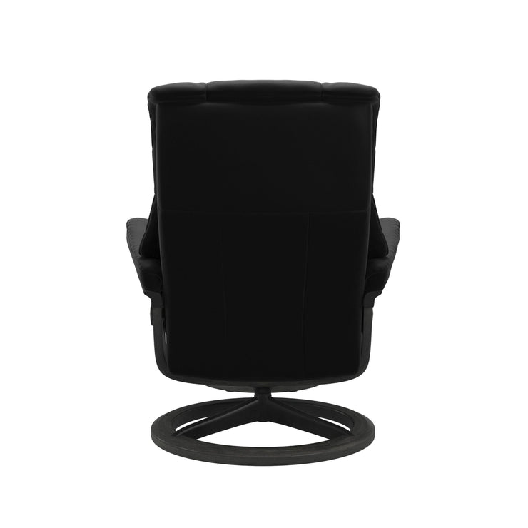 Stressless Mayfair M -lepotuoli ja rahi mustana: Black 19 Paloma-nahkaverhoilulla ja harmaa petsattu pyökki 08/mattamusta 45 metalli -Signature-yhdistelmäjalustalla.