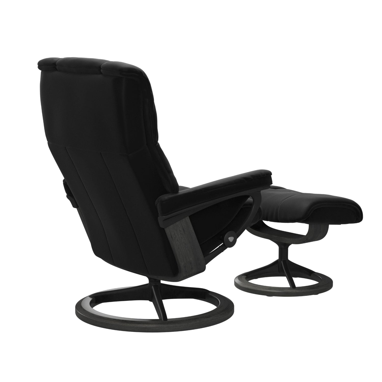 Stressless Mayfair M -lepotuoli ja rahi mustana: Black 19 Paloma-nahkaverhoilulla ja harmaa petsattu pyökki 08/mattamusta 45 metalli -Signature-yhdistelmäjalustalla.
