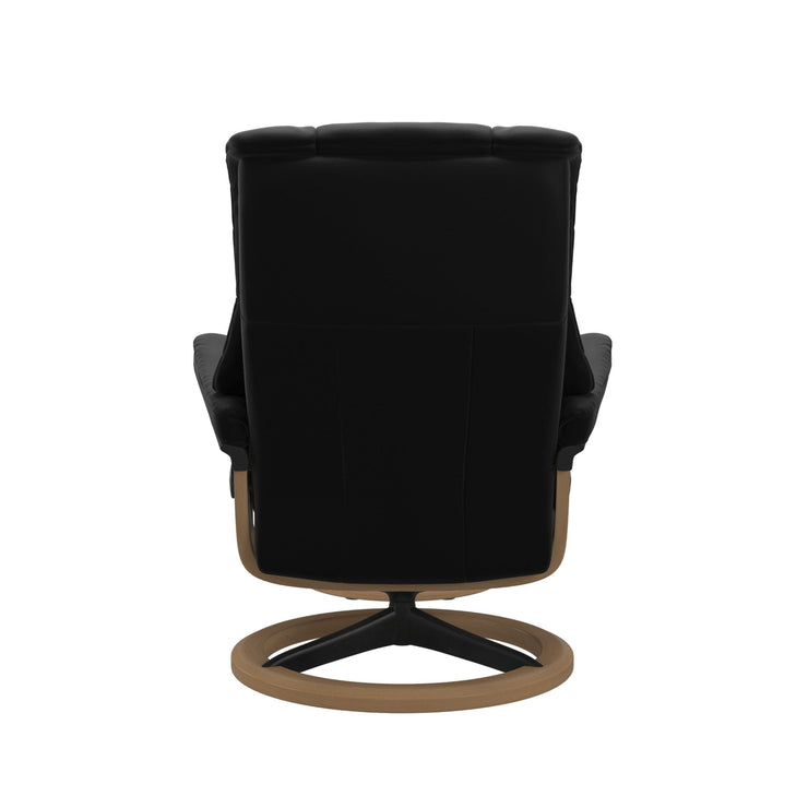Stressless Mayfair M -lepotuoli ja rahi mustana: Black 19 Paloma-nahkaverhoilulla ja tammi petsi 04/mattamusta 45 metalli -Signature-yhdistelmäjalustalla.