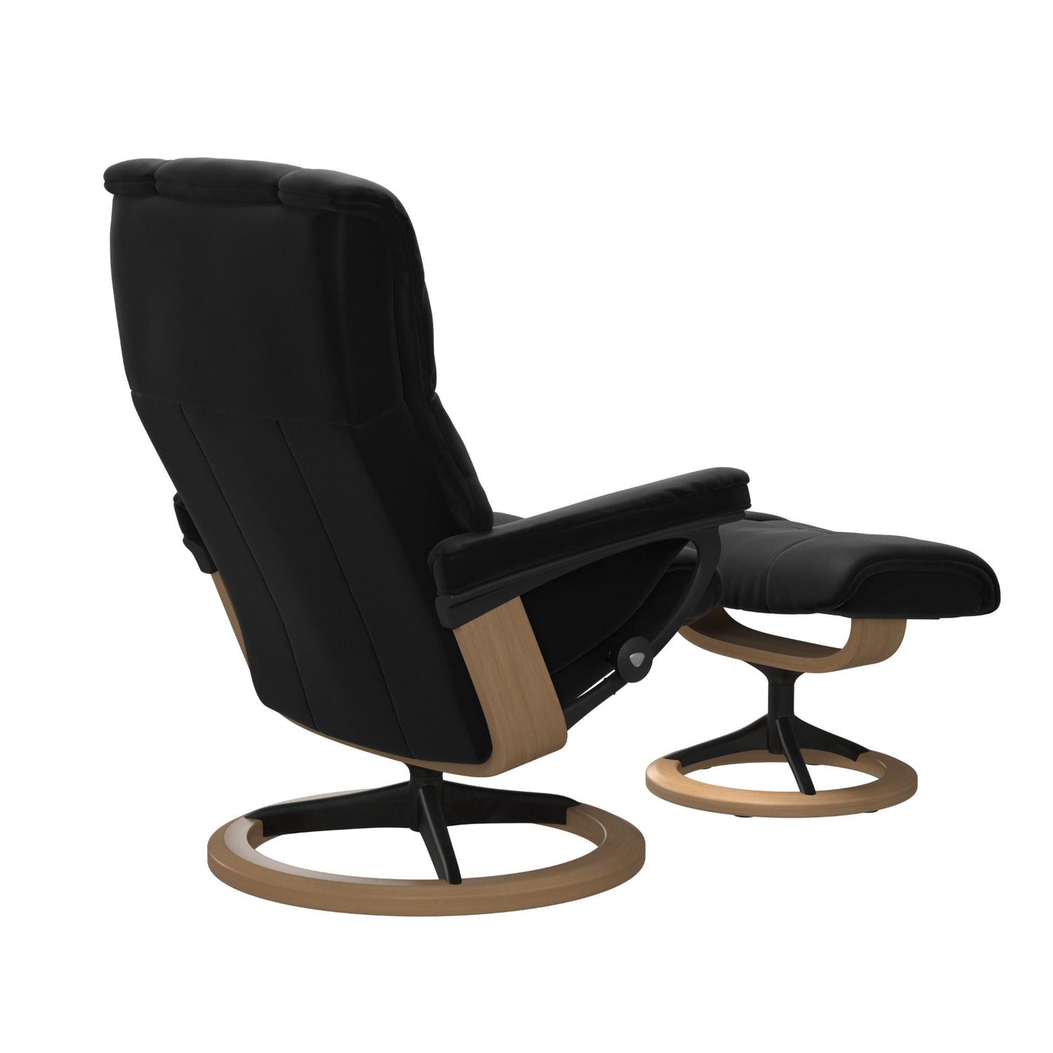 Stressless Mayfair M -lepotuoli ja rahi mustana: Black 19 Paloma-nahkaverhoilulla ja tammi petsi 04/mattamusta 45 metalli -Signature-yhdistelmäjalustalla.