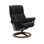 Stressless Mayfair M -lepotuoli mustana: Black 19 Paloma-nahkaverhoilulla ja tammi petsattu pyökki/mattamusta metalli -Signature-yhdistelmäjalustalla.