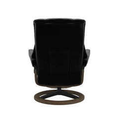 Stressless Mayfair M -lepotuoli ja rahi mustana: Black 19 Paloma-nahkaverhoilulla ja savutammi 13 petsattu pyökki/mattamusta 40 metalli -Signature-yhdistelmäjalustalla.