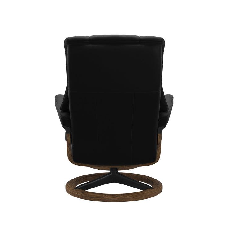 Stressless Mayfair M -lepotuoli ja rahi mustana: Black 19 Paloma-nahkaverhoilulla ja teak petsi 02 pyökki/mattamusta 45 metalli -Signature-yhdistelmäjalustalla.