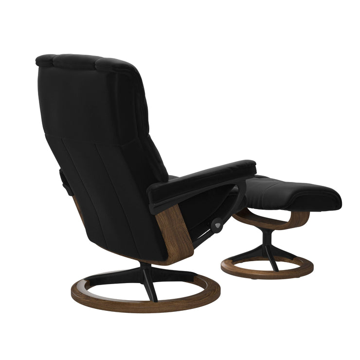 Stressless Mayfair M -lepotuoli ja rahi mustana: Black 19 Paloma-nahkaverhoilulla ja teak petsi 02 pyökki/mattamusta 45 metalli -Signature-yhdistelmäjalustalla.