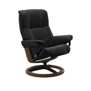 Stressless Mayfair M -lepotuoli mustana: Black 19 Paloma-nahkaverhoilulla ja tiikki petsattu pyökki/mattamusta metalli -Signature-yhdistelmäjalustalla.