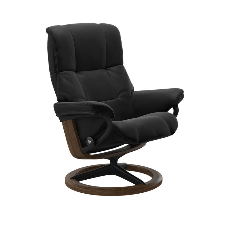 Stressless Mayfair M -lepotuoli mustana: Black 19 Paloma-nahkaverhoilulla ja tiikki petsattu pyökki/mattamusta metalli -Signature-yhdistelmäjalustalla.