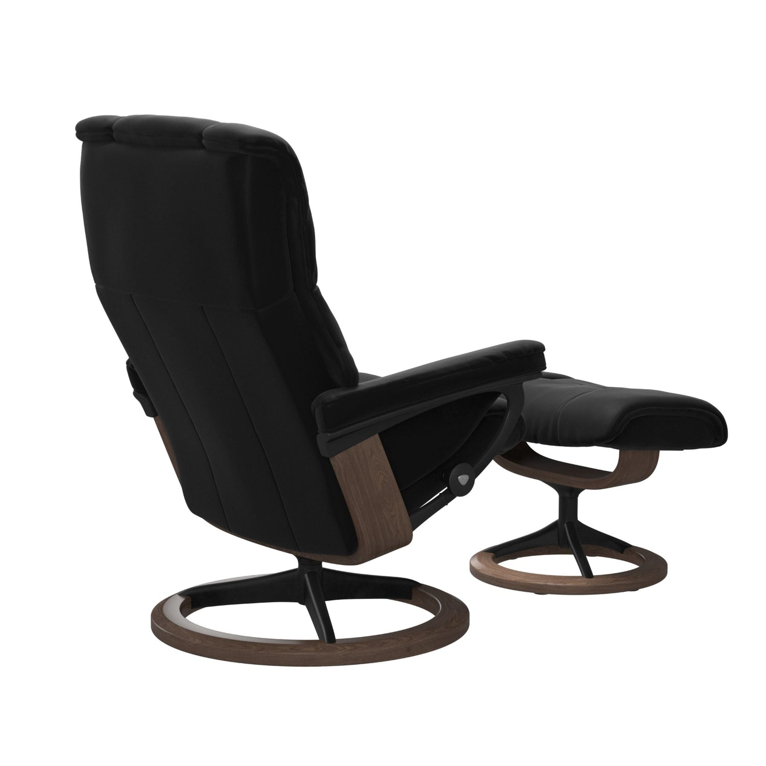 Stressless Mayfair M -lepotuoli ja rahi mustana: Black 19 Paloma-nahkaverhoilulla ja pähkinä petsi 06 pyökki/mattamusta 45 metalli -Signature-yhdistelmäjalustalla.