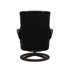 Stressless Mayfair M -lepotuoli ja rahi mustana: Black 19 Paloma-nahkaverhoilulla ja wenge 11 petsattu pyökki/mattamusta 45 metalli -Signature-yhdistelmäjalustalla.