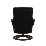 Stressless Mayfair M -lepotuoli ja rahi mustana: Black 19 Paloma-nahkaverhoilulla ja wenge 11 petsattu pyökki/mattamusta 45 metalli -Signature-yhdistelmäjalustalla.