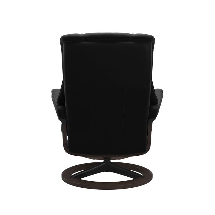 Stressless Mayfair M -lepotuoli ja rahi mustana: Black 19 Paloma-nahkaverhoilulla ja wenge 11 petsattu pyökki/mattamusta 45 metalli -Signature-yhdistelmäjalustalla.