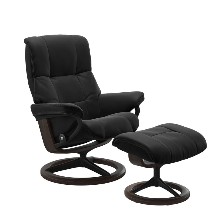 Stressless Mayfair M -lepotuoli ja rahi mustana: Black 19 Paloma-nahkaverhoilulla ja wenge 11 petsattu pyökki/mattamusta 45 metalli -Signature-yhdistelmäjalustalla.