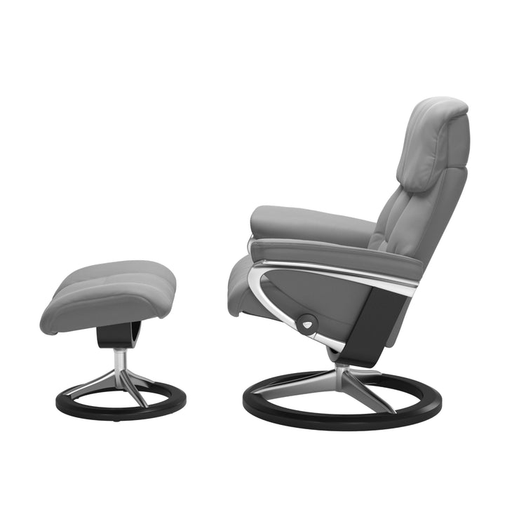 Stressless Ruby -lepotuoli harmaana: Wild Dove 80 Batick-nahkaverhoilulla ja musta petsattu pyökki/kiiltävä alumiini -Signature-yhdistelmäjalustalla.