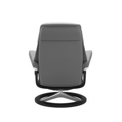 Stressless Ruby -lepotuoli harmaana: Wild Dove 80 Batick-nahkaverhoilulla ja musta petsattu pyökki/kiiltävä alumiini -Signature-yhdistelmäjalustalla.