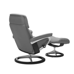 Stressless Ruby -lepotuoli harmaana: Wild Dove 80 Batick-nahkaverhoilulla ja musta petsattu pyökki/kiiltävä alumiini -Signature-yhdistelmäjalustalla.