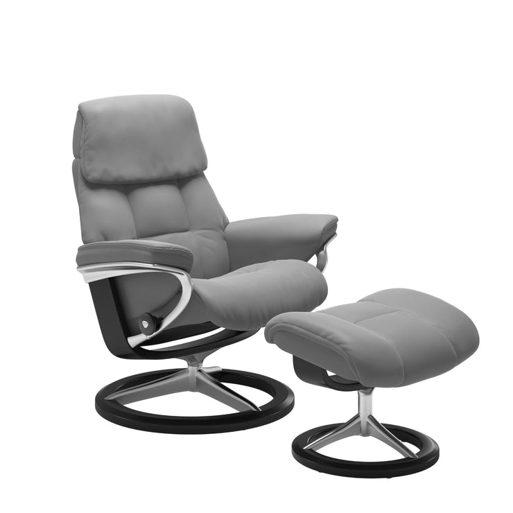 Stressless Ruby -lepotuoli harmaana: Wild Dove 80 Batick-nahkaverhoilulla ja musta petsattu pyökki/kiiltävä alumiini -Signature-yhdistelmäjalustalla.